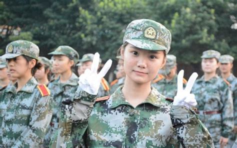 青色美女大學生將廢舊軍服diy成時裝，別有一番風味！ 每日頭條