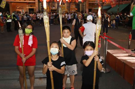 開鬼門前高舉火把趕鬼 嘉義好神建德宮火燈夜巡點燈 旅遊 聯合新聞網