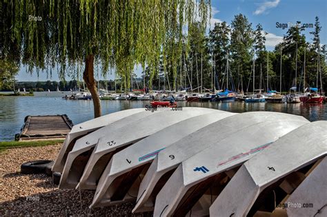 Photo De Alignement De Coques D Optimist Sur Le Port Du Centre Nautique