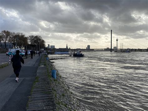 Düsseldorf: Hochwasser November 2023 - Fotos vom Rhein