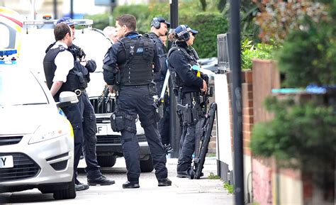 Croydon Police Stand Off Pictures From The Scene Show Huge Police