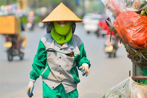 Hà Nội Nắng nóng gay gắt người dân che chắn kín mít mỗi khi ra đường