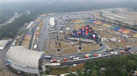 Hockenheim Der Aufbau der Riesen Bühne für vier Konzerte der