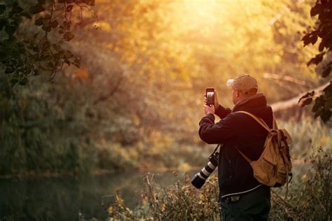 Hombre Tomando Una Foto Con Su Tel Fono Mientras Tiene Su C Mara Foto