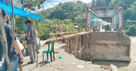 Putus Akibat Banjir Warga Mbarung Agara Bangun Jembatan Darurat