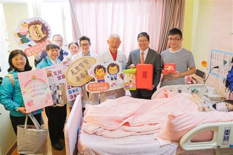 竹縣長楊文科祝福新生兒家庭贈金鎖片 東元綜合醫院婦幼中心喜迎12位新生兒