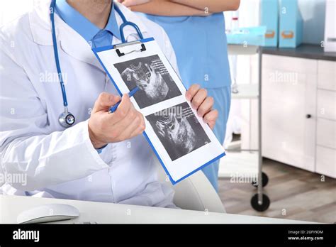 Doctor Showing Baby Ultrasound Image To Pregnant Woman Stock Photo Alamy