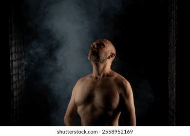 Mature forte poitrine résultats mille dimages libres de droits de photos de stock et d