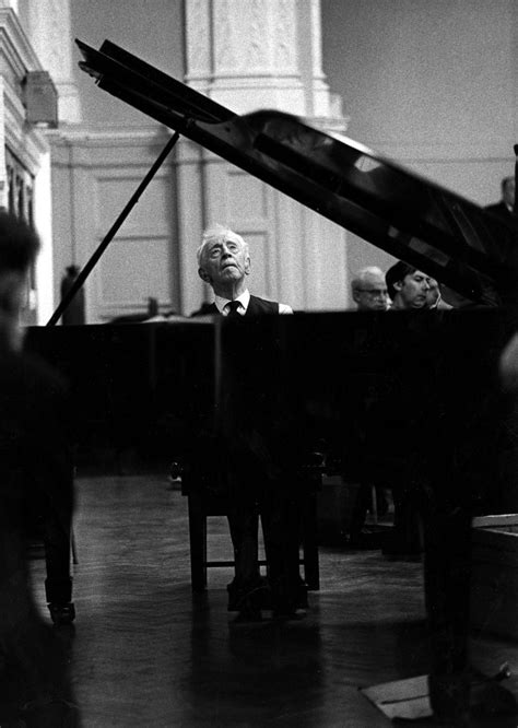 Plano General De Arthur Rubinstein Sentado Al Piano A Arthur Se Le Ve