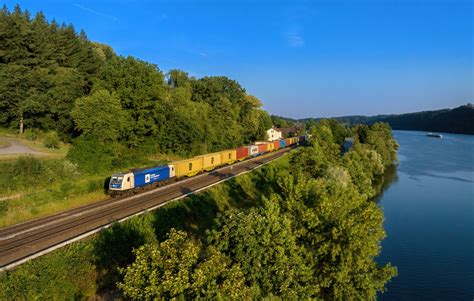 187 323 Mit Einem Containerzug Am 09 07 2023 Bei Seestetten Bahnbilder De