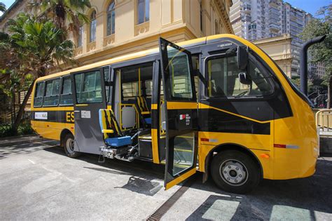 Governo de SP entrega três ônibus escolares e assina contrato para