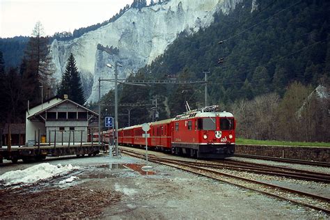 Im April 1996 durchfährt Ge 4 4 II 632 mit dem Glacier Express den