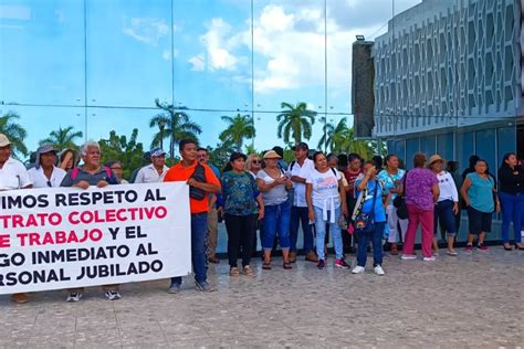 Jubilados de la Unacar continúan su protesta ahora en el Palacio de