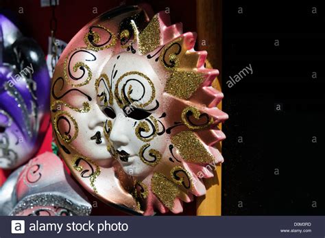 Golden sun mask Fotos und Bildmaterial in hoher Auflösung Alamy