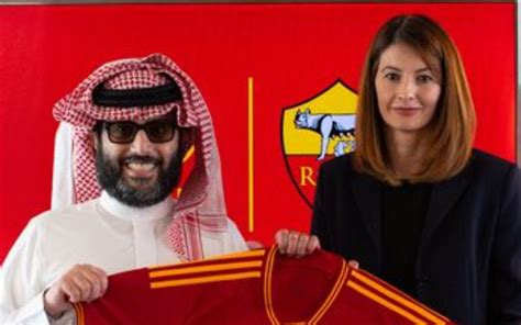Roma Nuovo Sponsor Arabo Sulla Maglia Ufficiale Foto