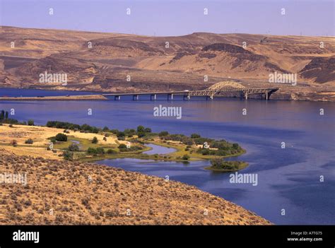 Na Usa Washington Vantage Vantage Bridge Spanning The Columbia