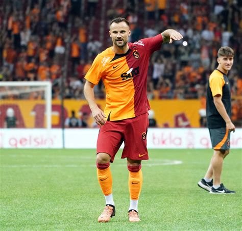 Galatasaray ın yeni transferi Haris Seferovic kimdir Kaç yaşında ve