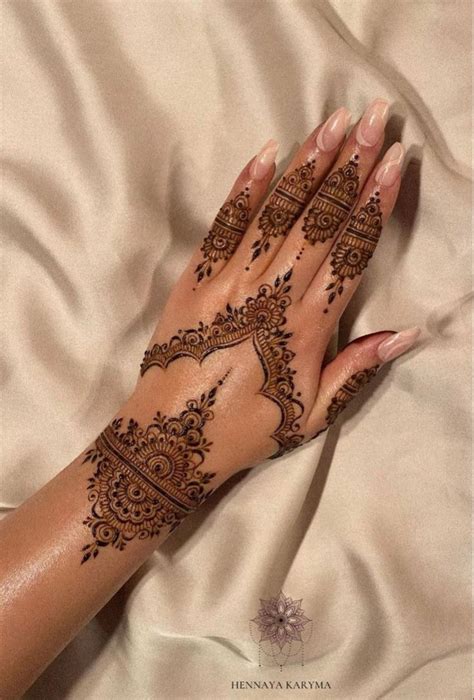 Pin Van Minnie Op Henna Henna Tatoeage Hand Henna Handen Henna Nagels