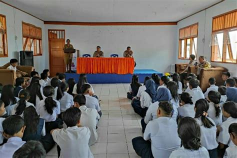 TRIBRATA Sambangi SMP Negeri 1 Tahuna Polisi Ajak Pelajar Jauhi