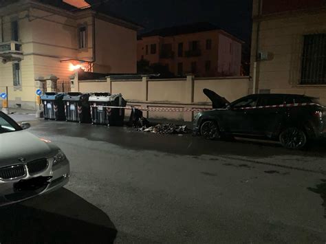 Cassonetti A Fuoco Nella Notte Danneggiata Anche Un Auto