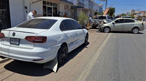 Chofer Pierde El Control Y Choca Auto Y Camioneta Estacionados