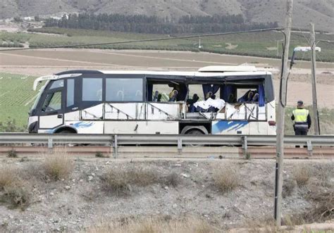 Una Fallecida Y Una Veintena De Heridos Al Chocar Un Cami N Contra Un