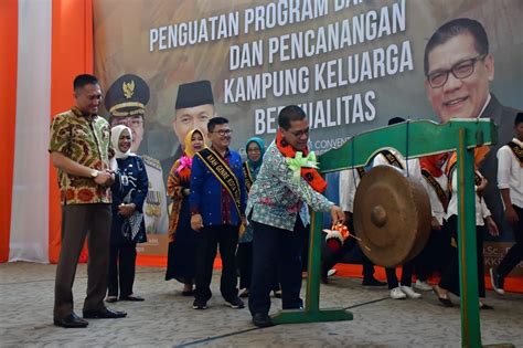 Walikota Bersama Ketua Tp Pkk Kota Palopo Dikukuhkan Sebagai Ayah Dan