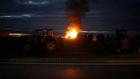 Vídeo Agricultores franceses bloqueiam autoestrada em protesto contra