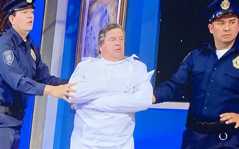 Tras alineación indebida Piojo reaparece en TV con camisa de fuerza