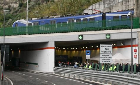 Dalle Il Tunnel Tangenziale Porto Di Pozzuoli Sar Aperto Al