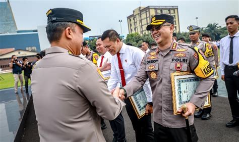 Beri Penghargaan Kepada Personel Berprestasi Berikut Arahan Kapolda