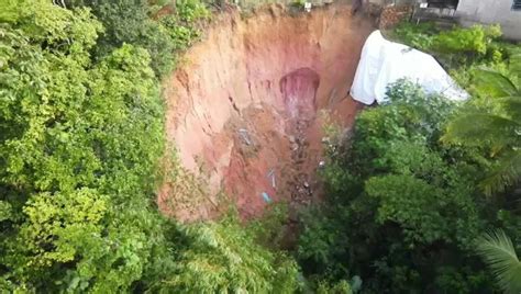 Vídeo Cratera Assusta Moradores De Bairro Em Maceió Alagoas G1