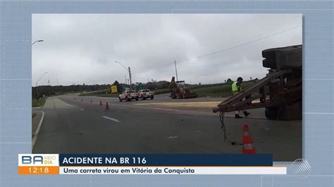 Carreta Tomba E Derrama Carga De Soja Na Br No Sudoeste Da Bahia