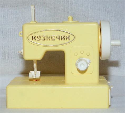 * Игрушечная швейная машинка КУЗНЕЧИК СССР (К14) — покупайте на Auction ...