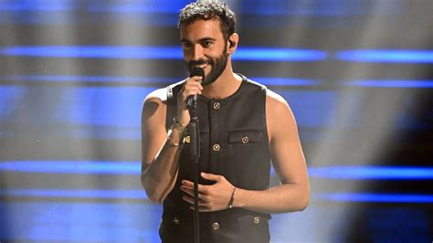 Marco Mengoni Trionfa A Sanremo Brilla In Finale Con Gioielli D Oro E