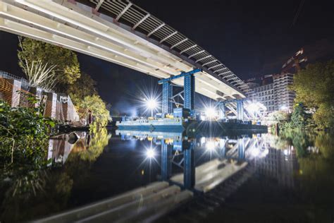 VIDÉO Revivez l installation du futur pont du village des athlètes en