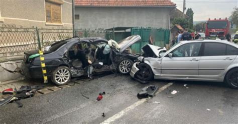 VIDEO Opt persoane între care trei copii rănite într un accident în