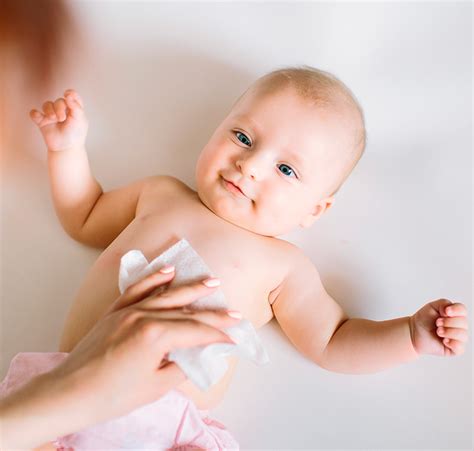 Cómo limpiar la cara de tu bebé con toallitas Pequeñín