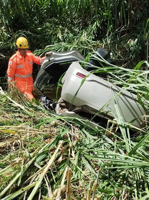 Carro dois ocupantes cai em barranco na BR 381 Rádio Santana FM