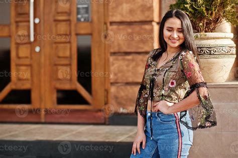 Bonita Chica Modelo Latina De Ecuador Usa Jeans Posados En La Calle 10500514 Foto De Stock En