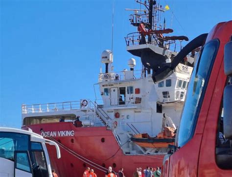 La Nave Ocean Viking Pronta A Sbarcare A Ravenna 43 Migranti In Arrivo