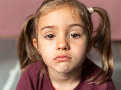 Portrait Petite Fille Bouleversée Photo Gratuite