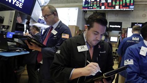 Wall Street cierra mixto por temores a una mayor regulación de redes