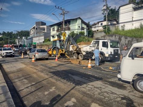 Rompimento De Adutora Afeta Tr Nsito E Abastecimento De Gua Na Rua