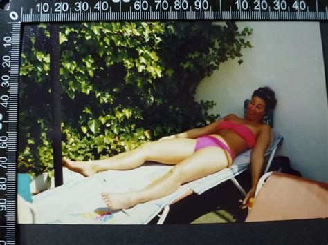 FOTO HÜBSCHE Frau im Urlaub posiert im Bikini EUR PicClick FR