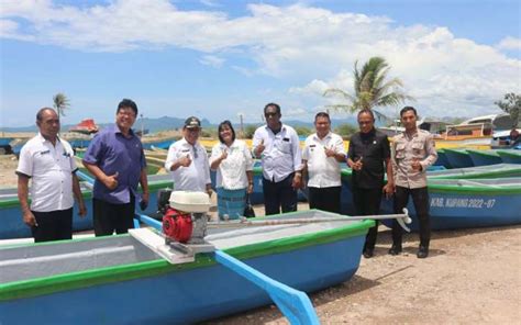 Serahkan Bantuan Bagi 222 Kelompok Nelayan Ini Pesan Bupati Kupang