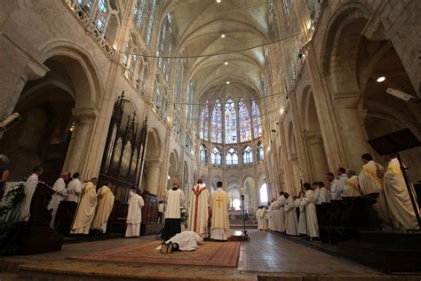 Chartres un diacre ordonné en vue du sacerdoce Riposte catholique