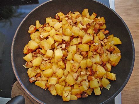 Bratkartoffeln aus rohen Kartoffeln mit Räuchertofu und Zwiebeln von