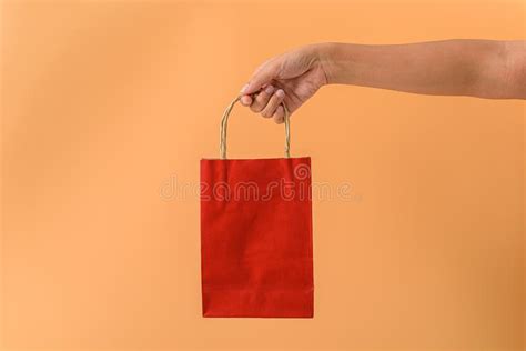 Mano Femenina Sosteniendo Bolsas De Compras De Papel Rojo Foto De