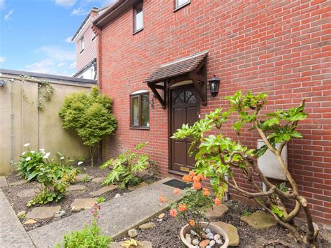 2 Bed End Terrace House For Sale In Bridle Path Croydon Cr0 £400 000